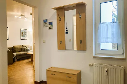 Der Flur mit Garderobe.