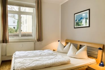 Das Schlafzimmer mit Doppelbett ...