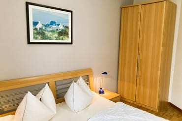 ... und Kleiderschrank.