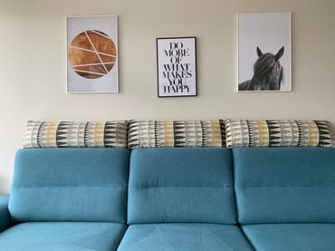 offener Wohnbereich mit Couch