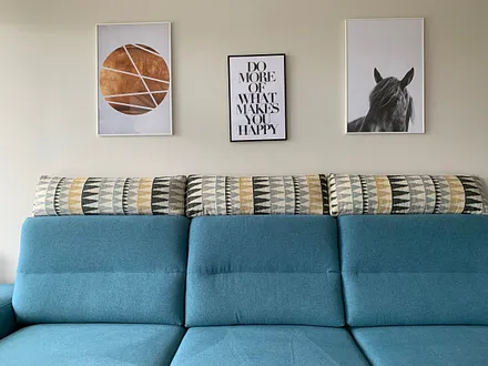 offener Wohnbereich mit Couch