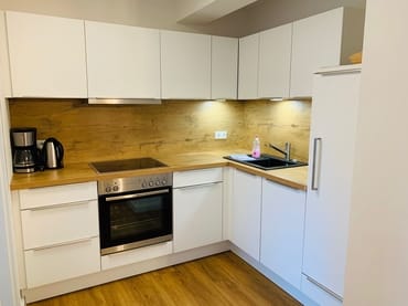 moderne Küchenzeile mit umfangreichem Kücheninventar