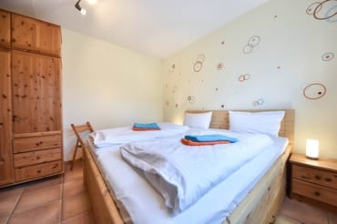 Schlafzimmer mit Doppelbett