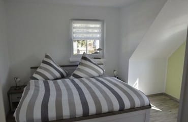 Schlafzimmer mit Doppelbett