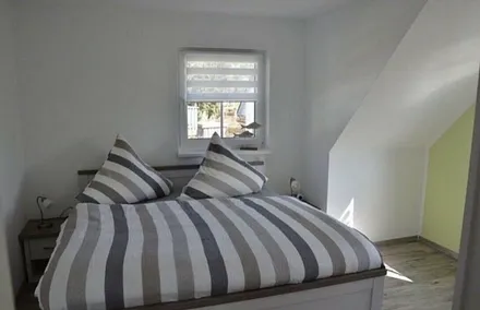 Schlafzimmer mit Doppelbett