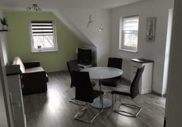 Wohnzimmer mit bequemer Schlafcouch