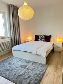 Schlafzimmer mit Doppelbett