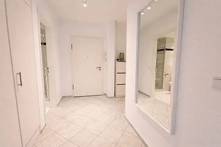 Flur (links das Gäste-WC mit Dusche, rechts das Schlafzimmer)