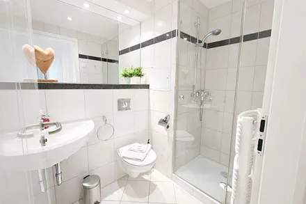 Gäste-WC mit Dusche