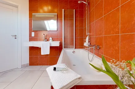 Badezimmer mit Badewanne