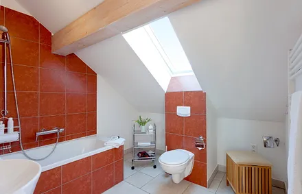 Badezimmer mit Badewanne