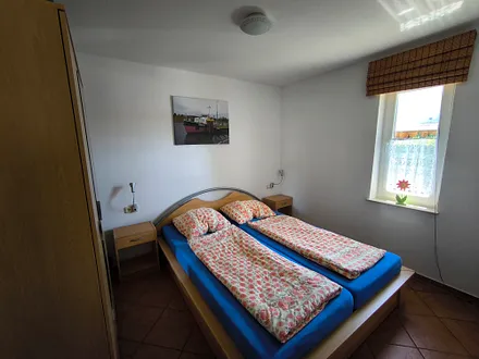 Schlafzimmer mit Doppelbett 