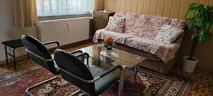 Wohnzimmer mit ausziehbarer Schlafcouch