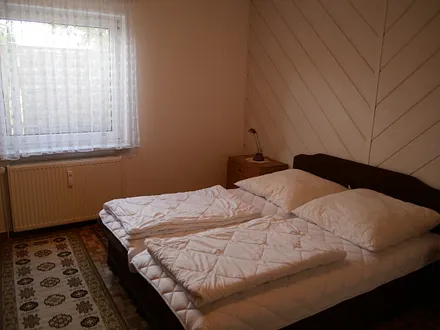 Schlafzimmer mit Doppelbett