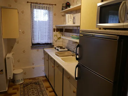 Kleine Küche mit Doppelkochplatte, Kleinbackofen, Mikrowelle, Kühlschrank 
