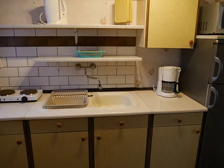 Küche mit Wasserkocher, Kaffeemaschine