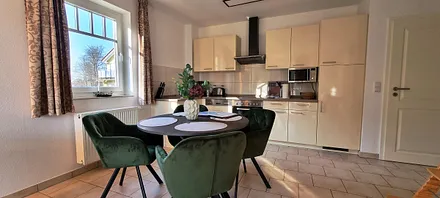 Eßtisch mit Küchenzeile