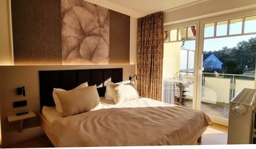 Doppelbett mit Zugang zum Balkon