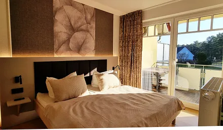 Doppelbett mit Zugang zum Balkon