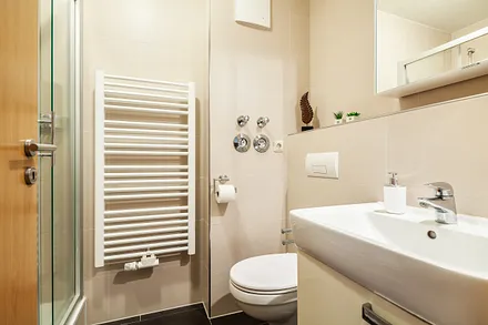 Badezimmer mit Dusche, WC, Fußbodenheizung