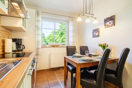 Offene, gut ausgestattete Küche 