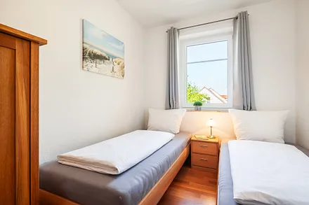 Gemütliches Schlafzimmer mit zwei Einzelbetten