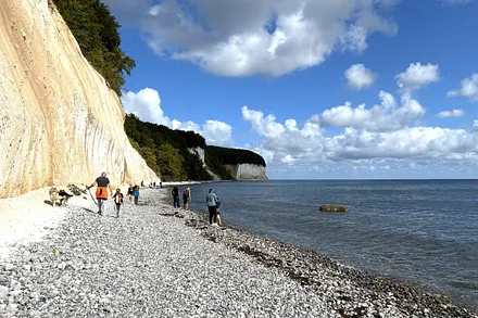Die Verlängerung der Hafenpromenade von Saßnitz führt Sie zum Naturstrand am Kreidekliff.