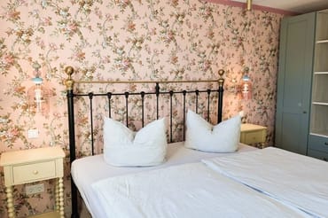 ... einem viktorianischen Eisenbett ...