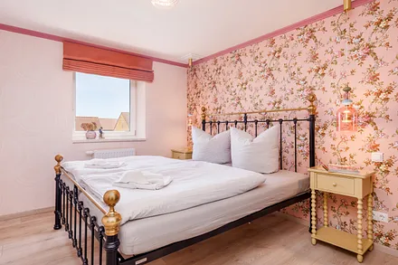 Das romantische Schlafzimmer mit Stoffrollo für die Verdunkelung ...