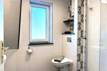 Das moderne Bad mit Musterfliesen im Vintage-Look ...