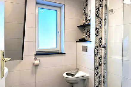 Das moderne Bad mit Musterfliesen im Vintage-Look ...