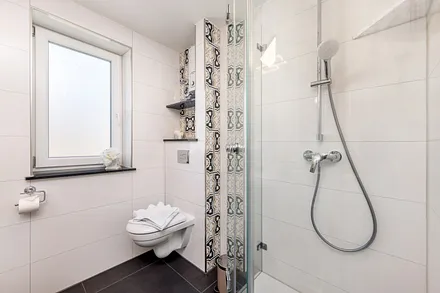 Das moderne Tageslichtbad mit Echtglasdusche, WC, Fön, Fenster ...