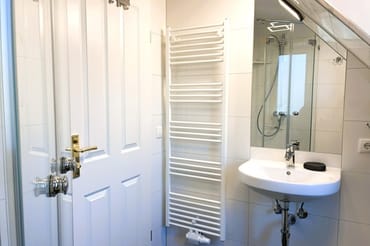 ... Echtglasdusche, WC, Fön und Dachschräge.