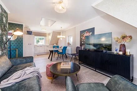 Blick in den schönen Wohnbereich mit TV und DVD-Player.