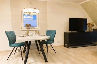 Der Eßplatz unter dem Kronleuchter.