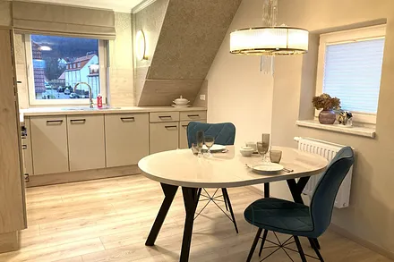 Eßplatz und Küchenzeile.