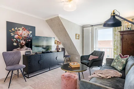 Blick in den Wohnbereich mit Flat-TV, DVD-Player und Radio.