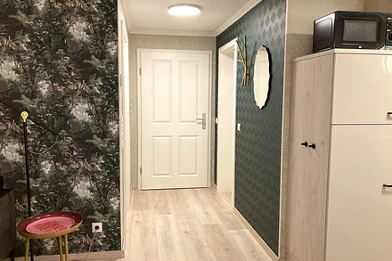 Blick in den Flurbereich mit Garderobe.