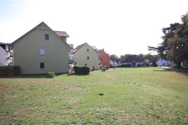 Spielwiese hinter den Häusern