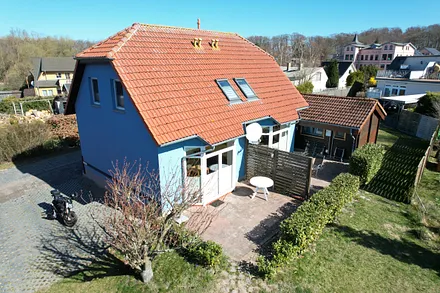 Blick auf Terrasse (Stühle noch im Schuppen :-) )