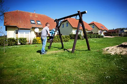 Große Spielwiese hinter dem Haus