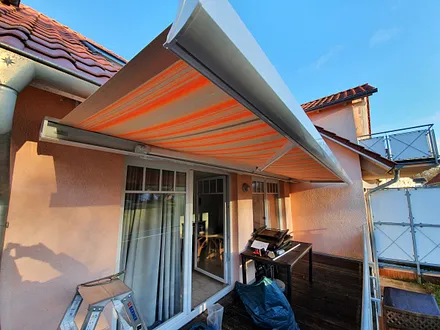 Balkon mit Sonnenschutzmarkise