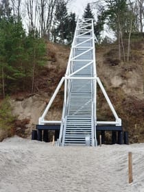 Treppe zum Strand mit Sitzlift