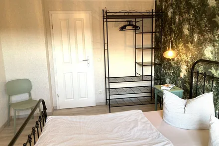 ... und einem Gitterschrank für die Urlaubsgarderobe.