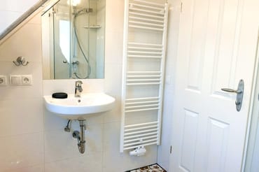 ... Echtglasdusche, Fön und WC.