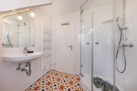 ... Echtglasdusche, Fön und WC.