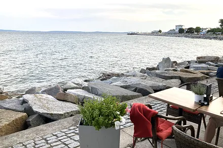 Kehren Sie unterwegs ein und speisen Sie direkt am Wasser!