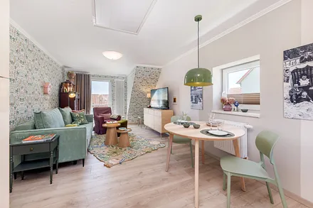 Blick durch das Wohnzimmer mit Eßplatz.