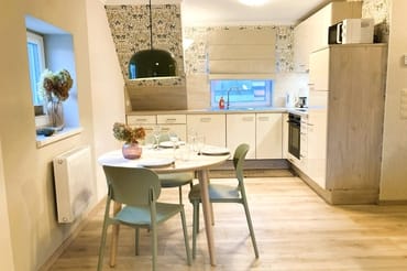 Blick vom Eßplatz zur Küchenzeile mit Kühlgefrierkombination ...