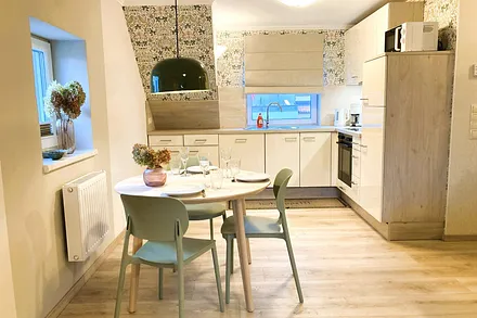 Blick vom Eßplatz zur Küchenzeile mit Kühlgefrierkombination ...